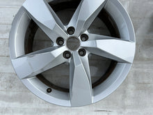 Laden Sie das Bild in den Galerie-Viewer, 1x Alufelge 17 Zoll 6.5&quot; 5x112 39ET 2GM601025A VW T-Cross Rim Wheel