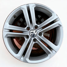 Laden Sie das Bild in den Galerie-Viewer, 1x Alufelge 17 Zoll 7.5&quot; 5x112 47ET Glanz Silber 3AA601025M VW Passat B7