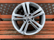 Laden Sie das Bild in den Galerie-Viewer, 1x Alufelge 17 Zoll 7.5&quot; 5x112 47ET Glanz Silber 3AA601025M VW Passat B7