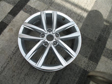 Laden Sie das Bild in den Galerie-Viewer, 1x Alufelge 17 Zoll 6.0" 5x112 50ET Glanz Silber 2K5601025N VW Caddy I Rim Wheel FEL1056320359bi
