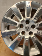 Laden Sie das Bild in den Galerie-Viewer, 1x Alufelge 18 Zoll 7.0" 5x114.3 35ET Glanz Silber Toyota Sienna Rim Wheel FEL2780688140fm