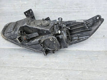 Laden Sie das Bild in den Galerie-Viewer, Frontscheinwerfer Kia Carens III 92102A4 Vorderseite Scheinwerfer Headlight