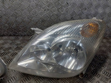 Laden Sie das Bild in den Galerie-Viewer, Frontscheinwerfer Toyota Corolla Verso Ein Satz Scheinwerfer Headlight SCH5487784266sm