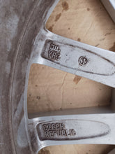 Laden Sie das Bild in den Galerie-Viewer, 1x Alufelge 16 Zoll 6.0" 5x100 38ET Glanz Silber 657601025B Skoda Fabia Iii FEL9903830987bt