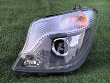 Laden Sie das Bild in den Galerie-Viewer, Frontscheinwerfer Mercedes-Benz Sprinter 906 A9068203161 Xenon Rechts oder Links SCH8130689450to