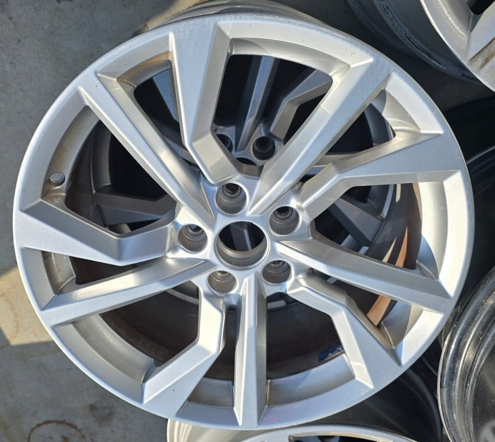 1x Alufelge 18 Zoll 8.5" 5x112 50ET Silber 8S0601025 Audi Tt Rim Wheel FEL4220211155xm