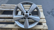 Load image into Gallery viewer, 1x Alufelge 17 Zoll 6.5" 5x114.3 40ET Glanz Silber 40300-EY17C Nissan Qashqai I FEL7748113513qi