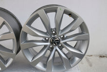 Load image into Gallery viewer, 1x Alufelge 17 Zoll 7.0&quot; 5x112 43ET Matt Silber 5C0601025F VW Passat B7 Beetle