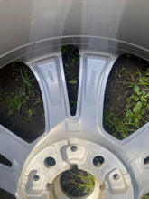 Load image into Gallery viewer, 1x Alufelge 18 Zoll 7.5" 5x120 51ET Glanz Silber 6856069 BMW 1 Rim Wheel FEL4678452700xb