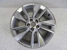Laden Sie das Bild in den Galerie-Viewer, 1x Alufelge 17 Zoll 6.5&quot; 5x100 39ET 2GM601025D VW T-Cross Rim Wheel