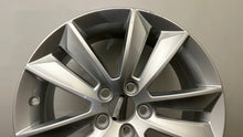 Laden Sie das Bild in den Galerie-Viewer, 1x Alufelge 17 Zoll 7.0" 5x108 40 5ET Glanz Silber 31471309 Volvo Rim Wheel FEL4882829143oo