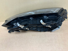 Laden Sie das Bild in den Galerie-Viewer, Frontscheinwerfer Skoda Octavia IV 5E4941035 Full LED Links Headlight SCH3207983511fp