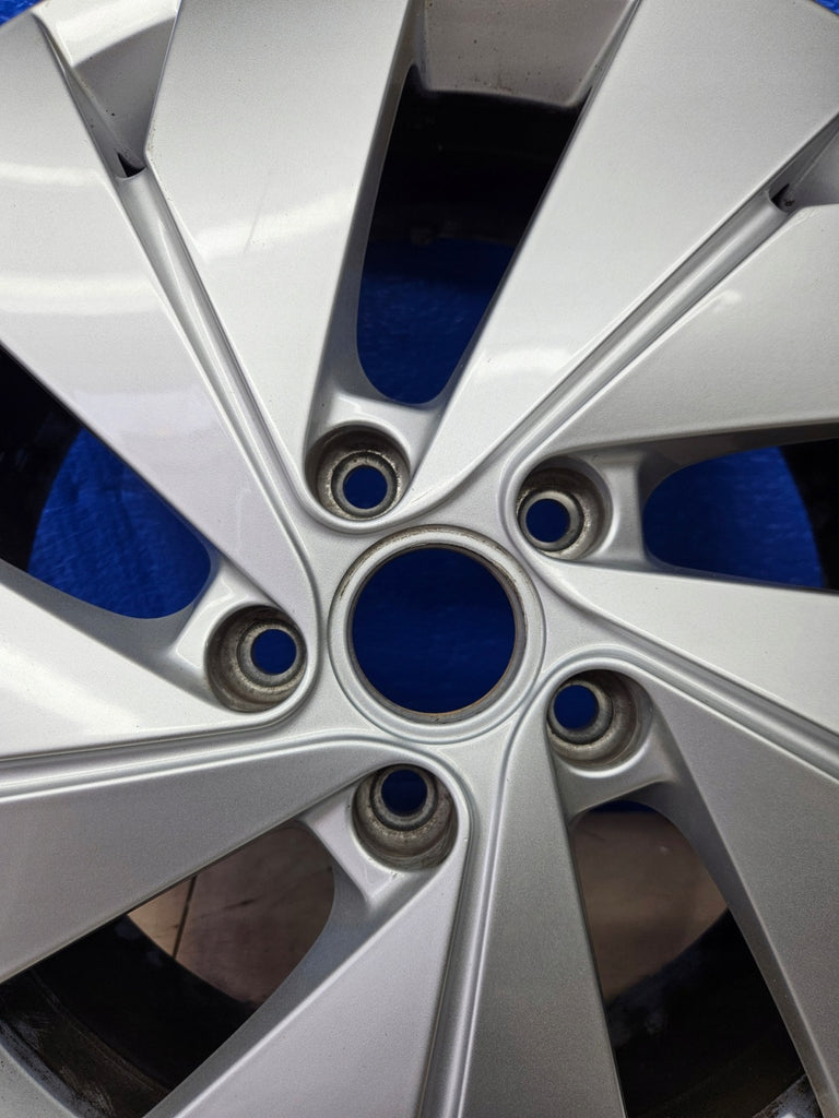 1x Alufelge 17 Zoll 6.5" 5x112 46ET Glanz Silber 5H0601025B VW Golf Viii FEL1702047153tn