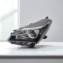 Load image into Gallery viewer, Frontscheinwerfer Toyota Yaris SPP11883 Links Scheinwerfer Headlight
