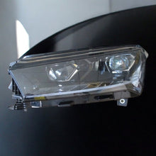 Laden Sie das Bild in den Galerie-Viewer, Frontscheinwerfer Skoda Enyaq 5LB941015A Links Scheinwerfer Headlight
