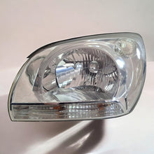 Laden Sie das Bild in den Galerie-Viewer, Frontscheinwerfer Kia Sportage II Links Scheinwerfer Headlight SCH8488335185sg