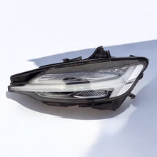 Laden Sie das Bild in den Galerie-Viewer, Frontscheinwerfer Volvo V60 II S60 III 32273039 Links Scheinwerfer Headlight SCH5861777676jx