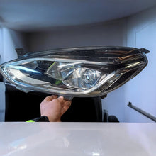 Laden Sie das Bild in den Galerie-Viewer, Frontscheinwerfer Ford Fiesta 6789345GDHF3 Links Scheinwerfer Headlight SCH5310019279jr