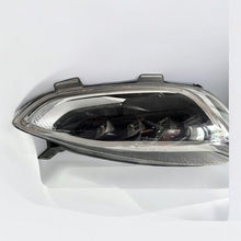 Laden Sie das Bild in den Galerie-Viewer, Frontscheinwerfer Ford Fiesta H1BB-13E014-AD H1BB13E014AD 13E014 LED Rechts