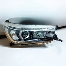 Laden Sie das Bild in den Galerie-Viewer, Frontscheinwerfer Toyota Hilux VIII LED Rechts Scheinwerfer Headlight SCH5789872376wr