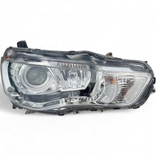 Laden Sie das Bild in den Galerie-Viewer, Frontscheinwerfer Mitsubishi Lancer I 8301C412 Xenon Rechts Headlight