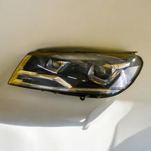 Laden Sie das Bild in den Galerie-Viewer, Frontscheinwerfer VW Touareg 7P1941031 Xenon Links Scheinwerfer Headlight