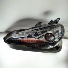 Laden Sie das Bild in den Galerie-Viewer, Frontscheinwerfer Toyota 42390976F32 LED Ein Stück (Rechts oder Links) Headlight SCH8357760354um