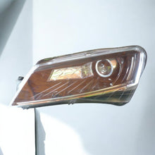 Laden Sie das Bild in den Galerie-Viewer, Frontscheinwerfer Skoda Superb III 3V1941015A Xenon Links Scheinwerfer Headlight