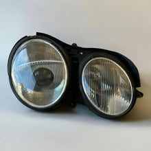 Laden Sie das Bild in den Galerie-Viewer, Frontscheinwerfer Mercedes-Benz 2158200261 Rechts Scheinwerfer Headlight