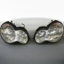 Laden Sie das Bild in den Galerie-Viewer, Frontscheinwerfer Mercedes-Benz W203 2038203261 Rechts Scheinwerfer Headlight SCH3134397966ko