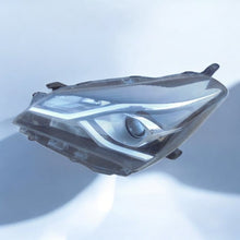 Load image into Gallery viewer, Frontscheinwerfer Toyota Yaris Links Scheinwerfer Headlight