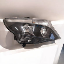Laden Sie das Bild in den Galerie-Viewer, Frontscheinwerfer Mercedes-Benz Vito W447 A4479067800 Rechts Headlight