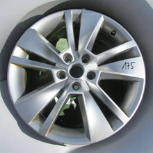 Laden Sie das Bild in den Galerie-Viewer, 1x Alufelge 18 Zoll 7.0" 5x112 43ET Silber 565601025 Skoda Kodiaq Rim Wheel FEL1671946050bl