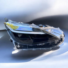 Load image into Gallery viewer, Frontscheinwerfer Toyota Yaris Cross Ein Stück (Rechts oder Links) Headlight SCH6523758750xh