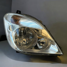 Laden Sie das Bild in den Galerie-Viewer, Frontscheinwerfer Mercedes-Benz Sprinter 906 9068200261 Rechts Headlight