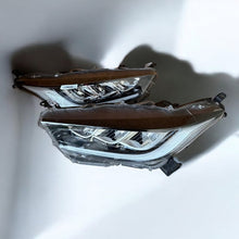 Load image into Gallery viewer, Frontscheinwerfer Toyota Yaris Ein Satz Scheinwerfer Headlight SCH4986072141jd