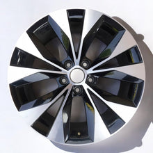 Laden Sie das Bild in den Galerie-Viewer, 1x Alufelge 18 Zoll 8.0&quot; 5x112 44ET Glanz Silber 3V0601025R Skoda Superb Iii