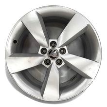 Laden Sie das Bild in den Galerie-Viewer, 1x Alufelge 17 Zoll 7.0&quot; 5x100 46ET Glanz Silber 5JA601025 Skoda Fabia Rapid