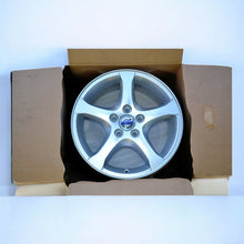 Laden Sie das Bild in den Galerie-Viewer, 1x Alufelge 16 Zoll 7.0&quot; 5x108 50ET Glanz Silber 30794836 Volvo S60 S80 S40 V50