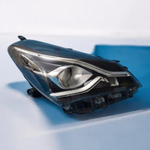 Laden Sie das Bild in den Galerie-Viewer, Frontscheinwerfer Toyota Yaris Rechts Scheinwerfer Headlight