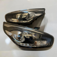 Laden Sie das Bild in den Galerie-Viewer, Frontscheinwerfer Kia Carens Ein Stück (Rechts oder Links) Headlight