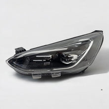 Laden Sie das Bild in den Galerie-Viewer, Frontscheinwerfer Ford Focus JX7B-13E017-CE Links Scheinwerfer Headlight