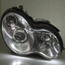 Laden Sie das Bild in den Galerie-Viewer, Frontscheinwerfer Mercedes-Benz W203 A2038201859 Rechts Scheinwerfer Headlight SCH3363526965bb