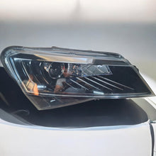 Laden Sie das Bild in den Galerie-Viewer, Frontscheinwerfer Skoda Superb III 3V1941016B Xenon Rechts Headlight