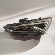 Laden Sie das Bild in den Galerie-Viewer, Frontscheinwerfer Seat Leon 5FB941007G 90188325 Vorderseite Headlight