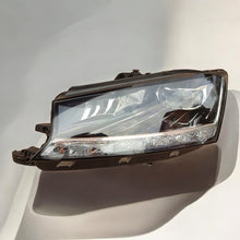 Laden Sie das Bild in den Galerie-Viewer, Frontscheinwerfer Skoda Fabia III 6V1941015F LED Ein Stück (Rechts oder Links) SCH4573911148ua