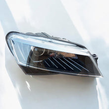 Laden Sie das Bild in den Galerie-Viewer, Frontscheinwerfer Skoda Superb III 3V1941016A Bi-Xenon Rechts Headlight SCH3721273171bd