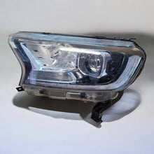 Laden Sie das Bild in den Galerie-Viewer, Frontscheinwerfer Ford Ranger JB3B-13E015 Links Scheinwerfer Headlight