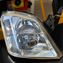 Laden Sie das Bild in den Galerie-Viewer, Frontscheinwerfer Opel Meriva A 93321055 89307580 Xenon Rechts Headlight SCH6617144274xa