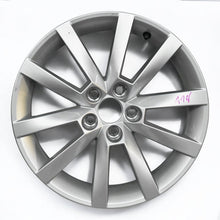 Laden Sie das Bild in den Galerie-Viewer, 1x Alufelge 16 Zoll 6.0&quot; 5x100 38ET Glanz Silber 657601025 Skoda Scala Kamiq